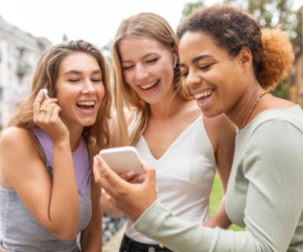 6 Apps Every Woman Should Have on Her Phone