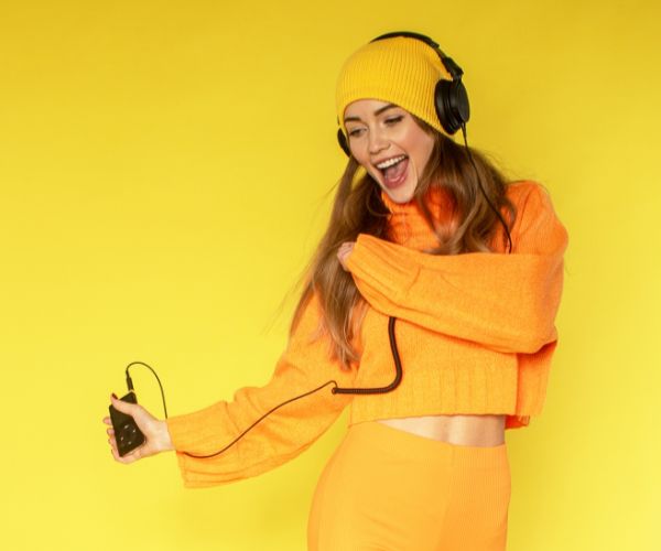 4 Maneras Prácticas de Hacer que unos Auriculares Apretados Sean Más Cómodos