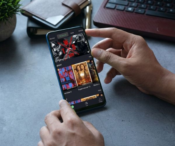 Regardez la TV Gratuitement sur Votre Téléphone — Tout au Même Endroit
