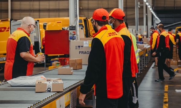 Empleado de DHL (Fuente: Google)